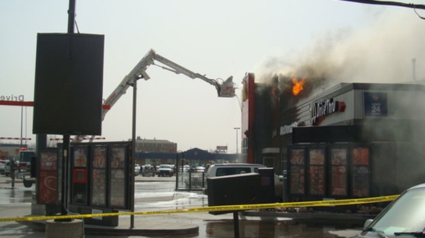 위니펙 핸더슨 하이웨이 맥도널드 매장에 화재 발생