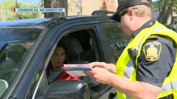 이번주에 위니펙경찰은 운전 중 휴대기기를 사용한 운전자들 단속