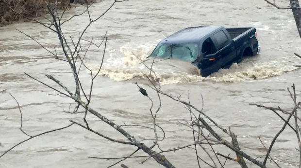 강물에 휩쓸려 떠내려가던 매니토바 트럭 운전자 구출