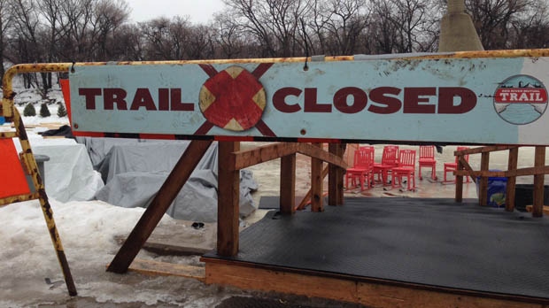 따뜻한 날씨때문에 위니펙의 강 스케이트 길(river skating trail) 폐쇄