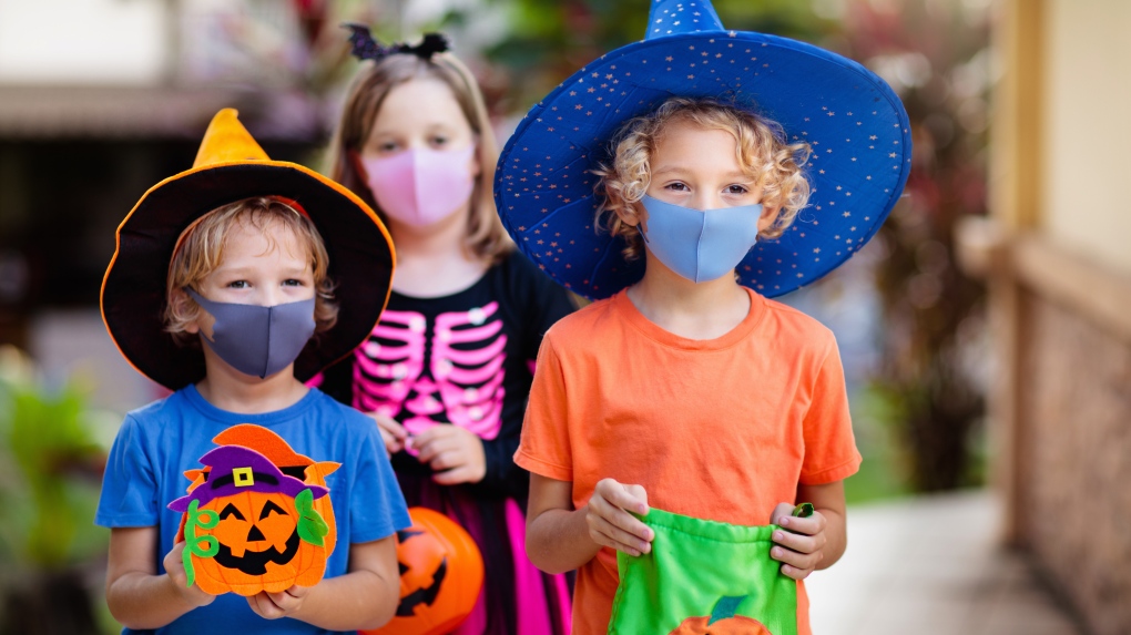 Kids trick-or-treating with non-medical face masks. (Shutterstock)