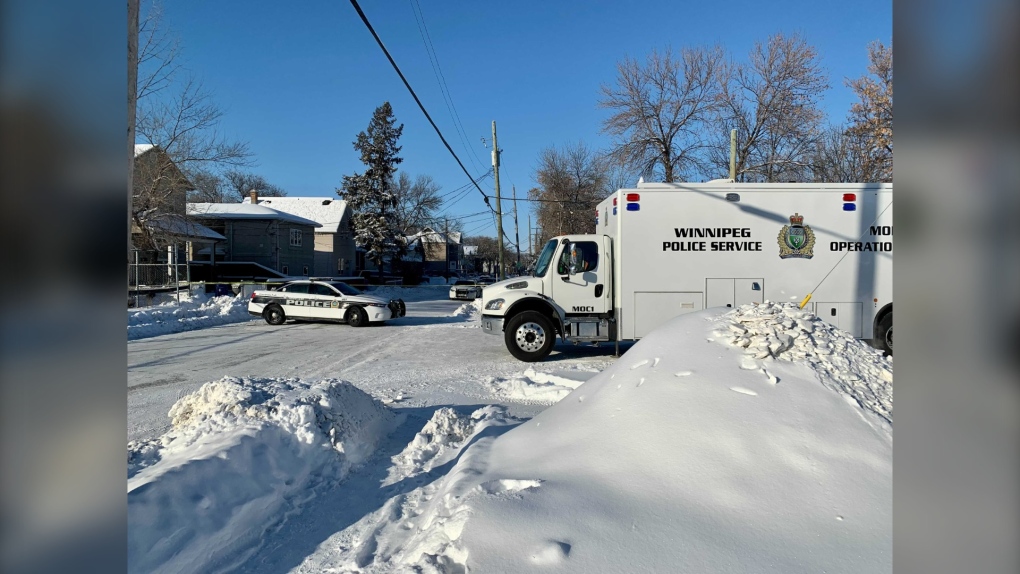 Winnipeg police investigate a death in a home on Alexander Avenue on Dec. 31, 2021. The death is Winnipeg's 43rd homicide of 2021 (CTV News Photo Scott Andersson).