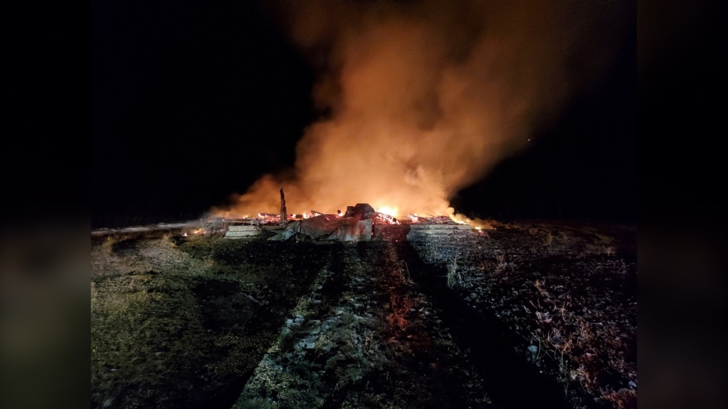 매니토바주 지방에 버려진 교회가 불길에 휩싸여