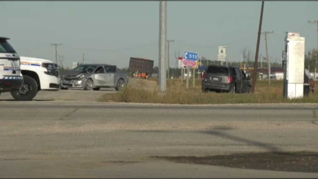 RCMP는 위니펙 외곽 순환 고속도로에서 교통사고 후 칼로 무장한 여자를 체포해