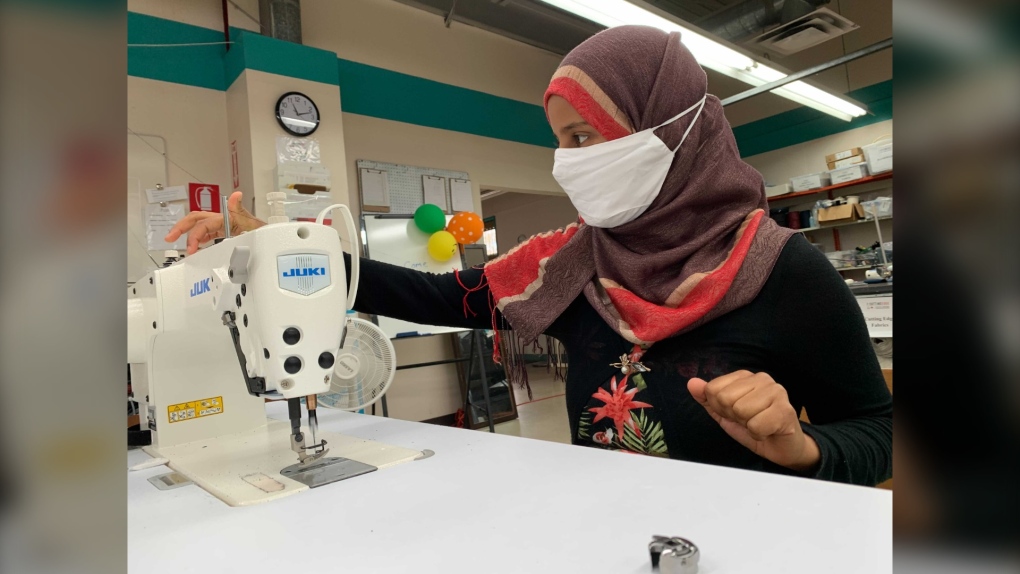 위니펙에서 새로운 이민 여성들에게 바느질과 일을 가르치는 새로운 프로그램이 시작돼