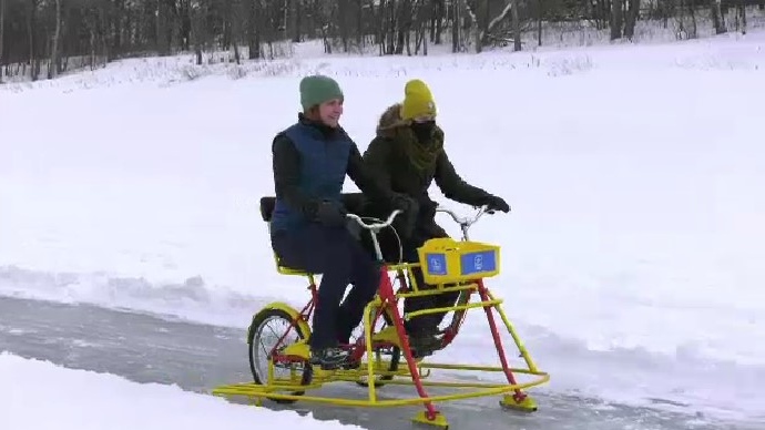 위니펙의 한 장비 대여 회사는 아시니보인 강에서 빙판 자전거들(ice bikes)을 빌려줘