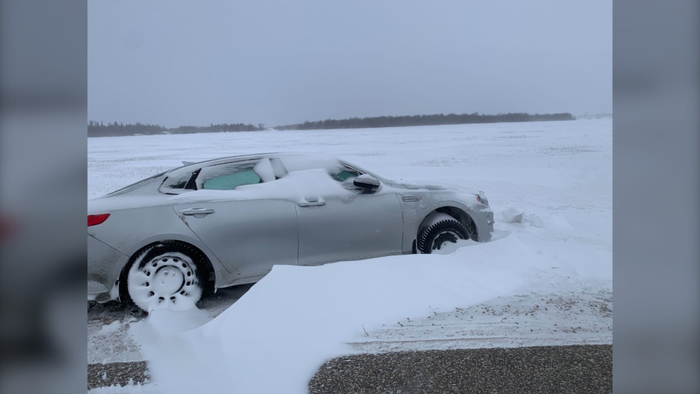 https://winnipeg.ctvnews.ca/content/dam/ctvnews/en/images/2022/2/1/vehicle-on-road-near-stonewall-1-5762959-1643737318721.jpg