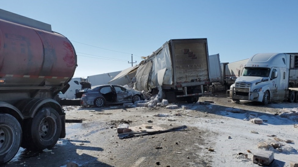매니토바주의 캐나다 횡단 고속도로에서 트럭 교통 사고가 발생해 3명이 병원으로 이송돼