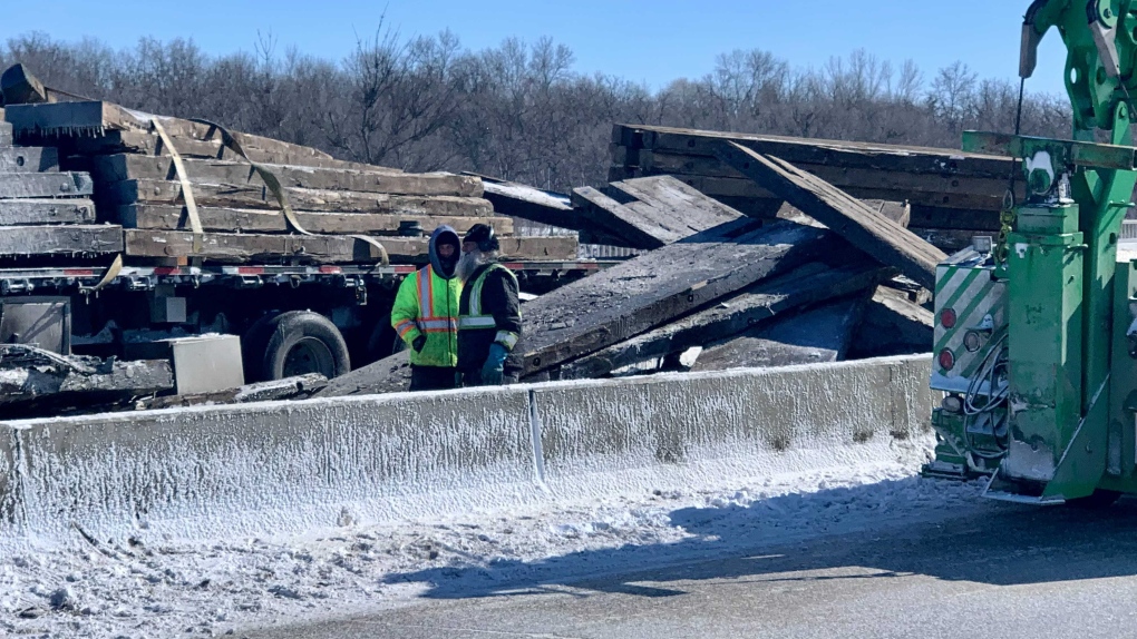 Crash closes part of Perimeter Highway