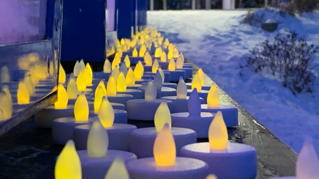COVID-19로 사망한 위니펙 시민들을 기리기 위해 더 폭스(the Forks)에서 촛불 추모비들이 세워져