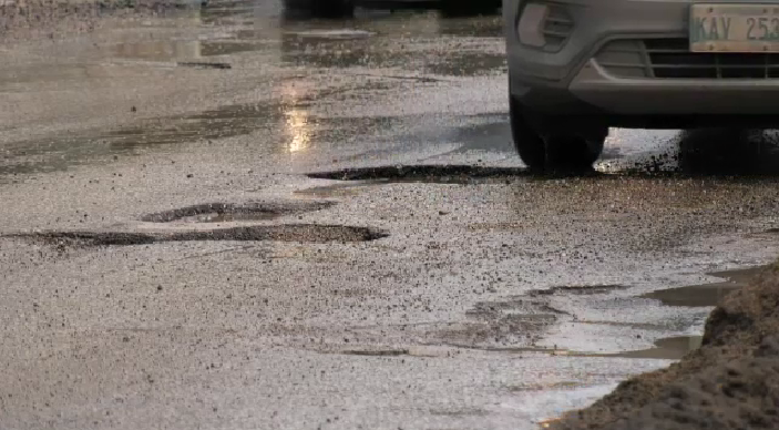 봄철 해빙기에 운전자들을 괴롭히는 도로 웅덩이 문제들(pothole problems)