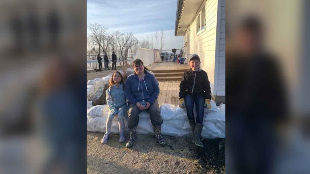 Avery and Natalie Friesen were the youngest community volunteers to help fill and stack sandbags at a home in their community. (Image Source Rhonda Friesen)