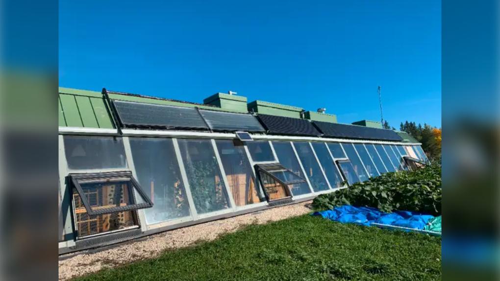 The three-bedroom, 2-bathroom structure is situated on 66 acres of land and was designed by Michael Reynolds, an architect known for developing ‘earthship’ style homes designed to be off the grid, with little reliance on utilities and fossil fuels. (Image Source: Kim Chase/Kijiji)