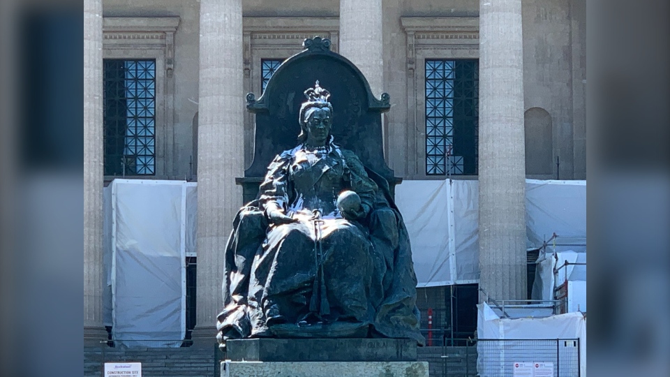 Как переводится opposite the palace there is a beautiful statue of queen victoria