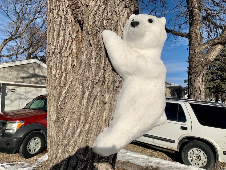 polar bear sculpture